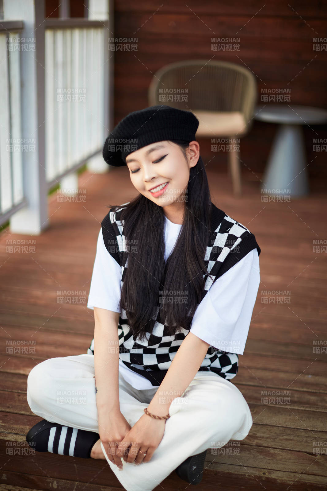 在坝上草原景区旅游放松的美丽姑娘图片