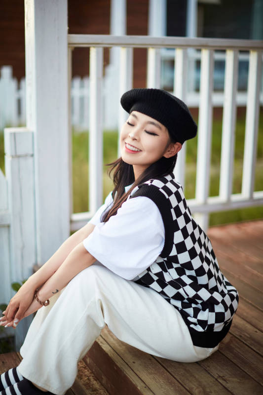 在坝上草原景区旅游放松的美丽姑娘图片