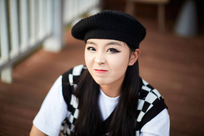 在坝上草原景区旅游放松的美丽姑娘图片