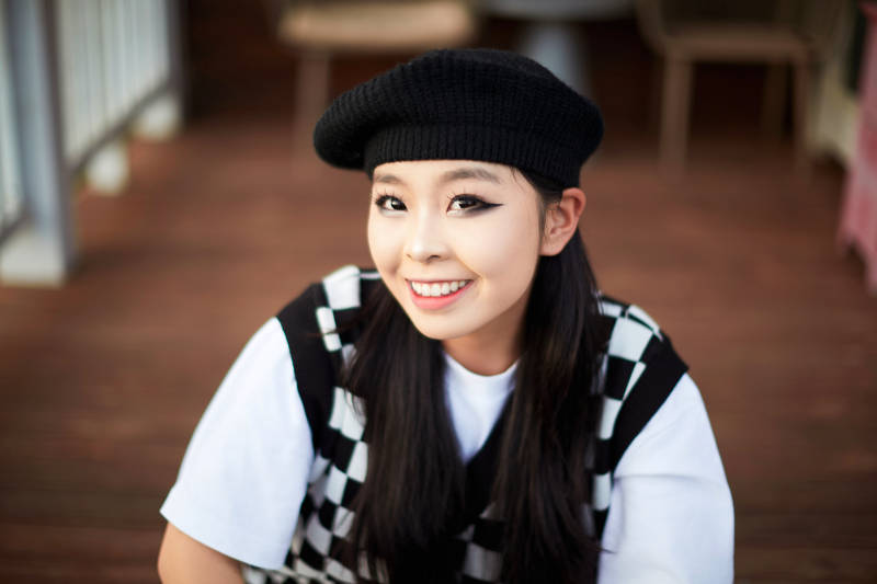 在坝上草原景区旅游放松的美丽姑娘图片