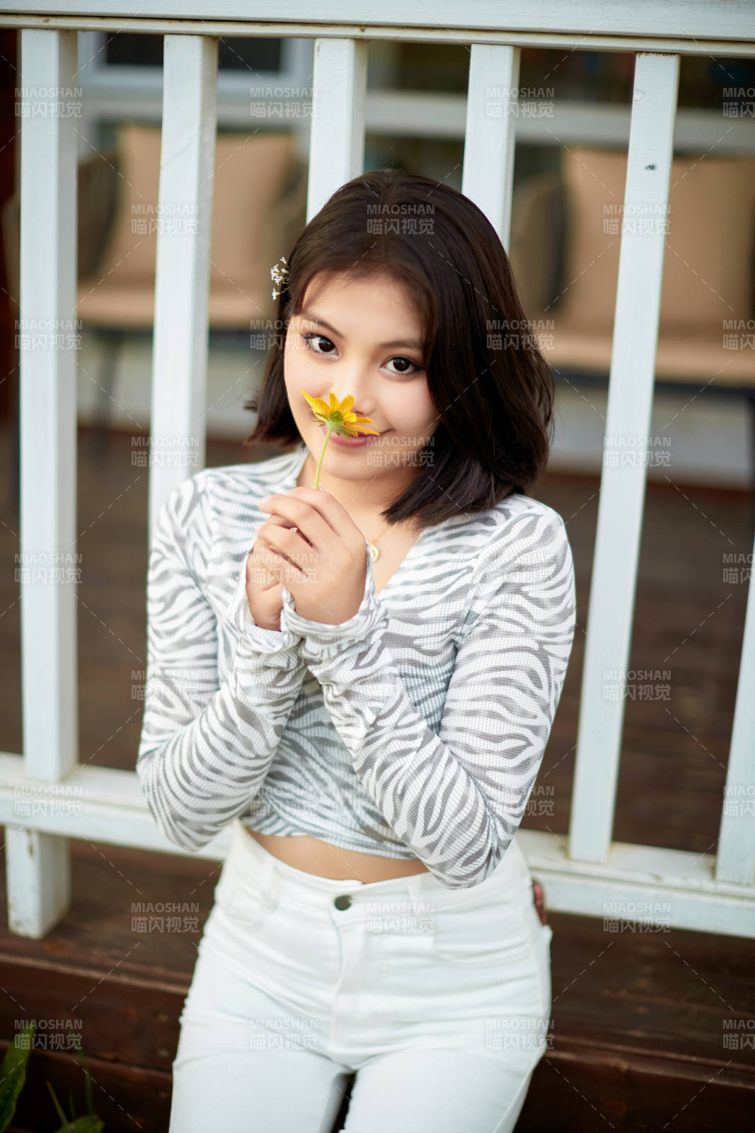 在坝上草原景区旅游放松的美丽姑娘图片