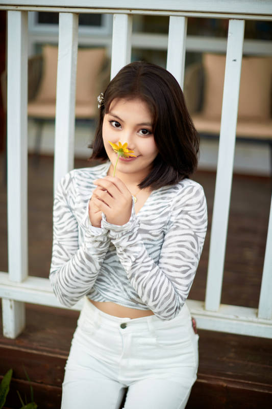 在坝上草原景区旅游放松的美丽姑娘图片