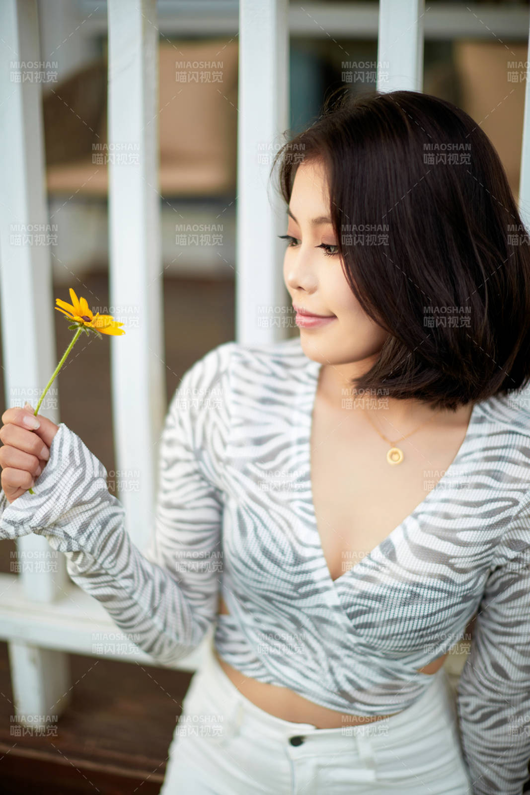 在坝上草原景区旅游放松的美丽姑娘图片