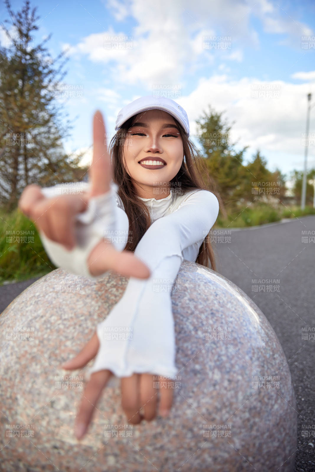 在坝上草原景区旅游拍照的亚洲女性图片