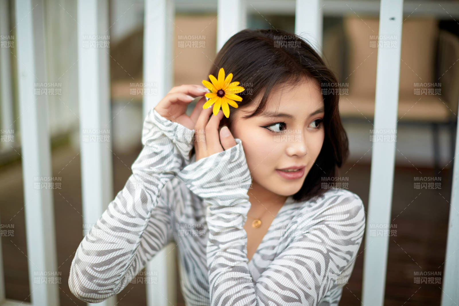 在坝上草原景区旅游放松的美丽姑娘图片