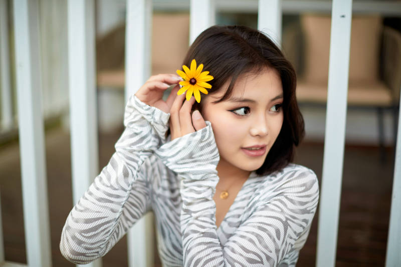 在坝上草原景区旅游放松的美丽姑娘图片