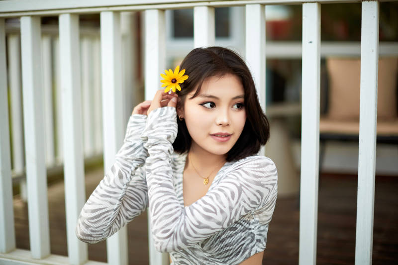 在坝上草原景区旅游放松的美丽姑娘图片