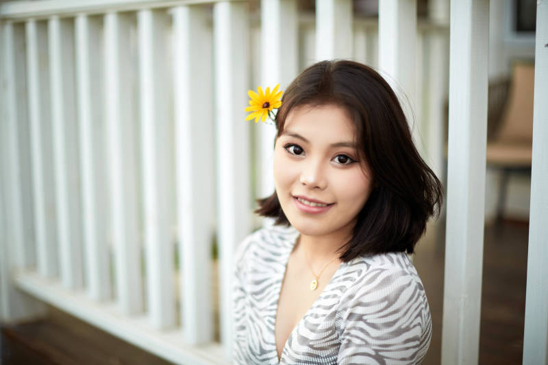 在坝上草原景区旅游放松的美丽姑娘图片