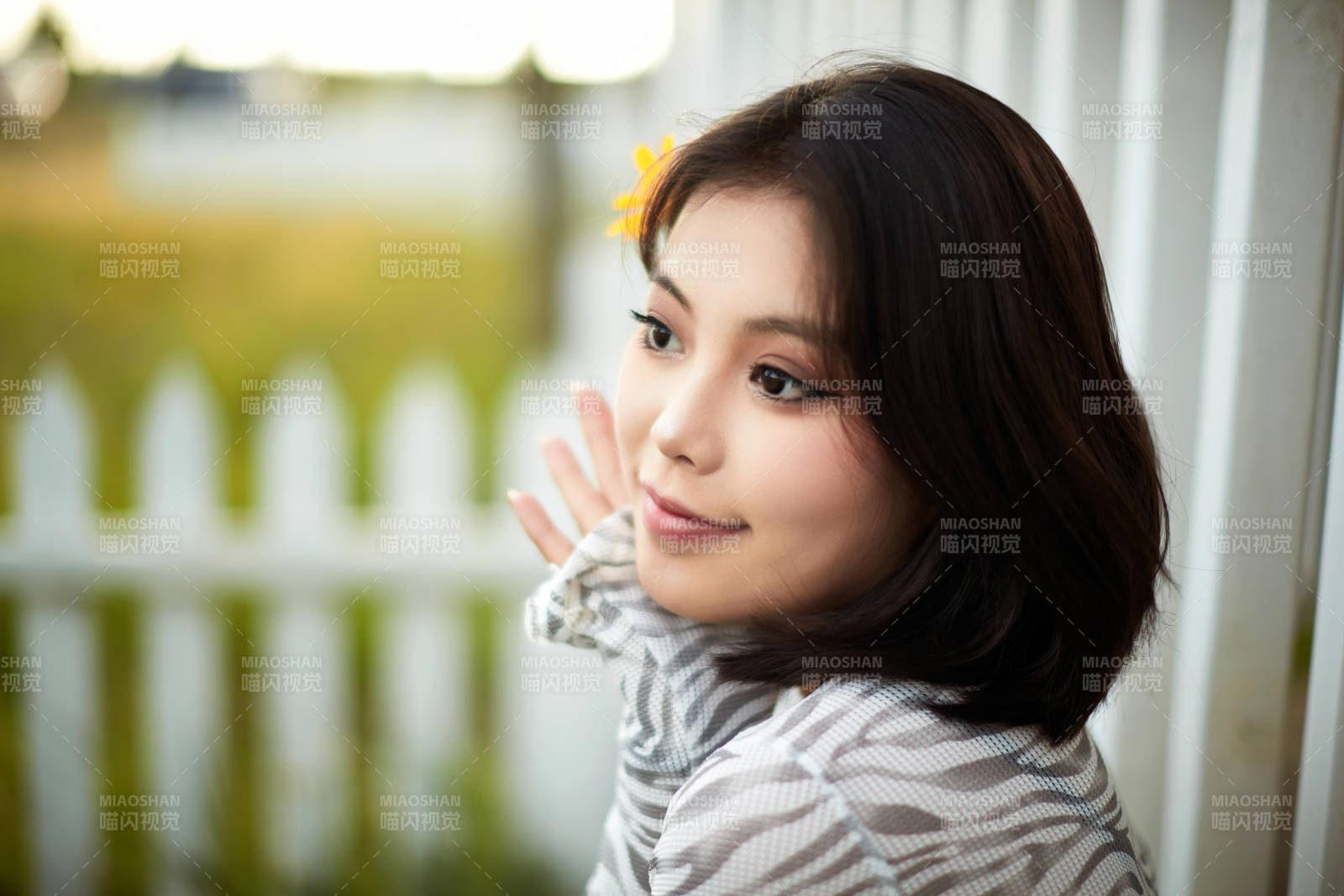 在坝上草原景区旅游放松的美丽姑娘图片