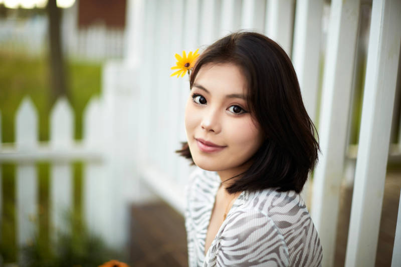 在坝上草原景区旅游放松的美丽姑娘图片