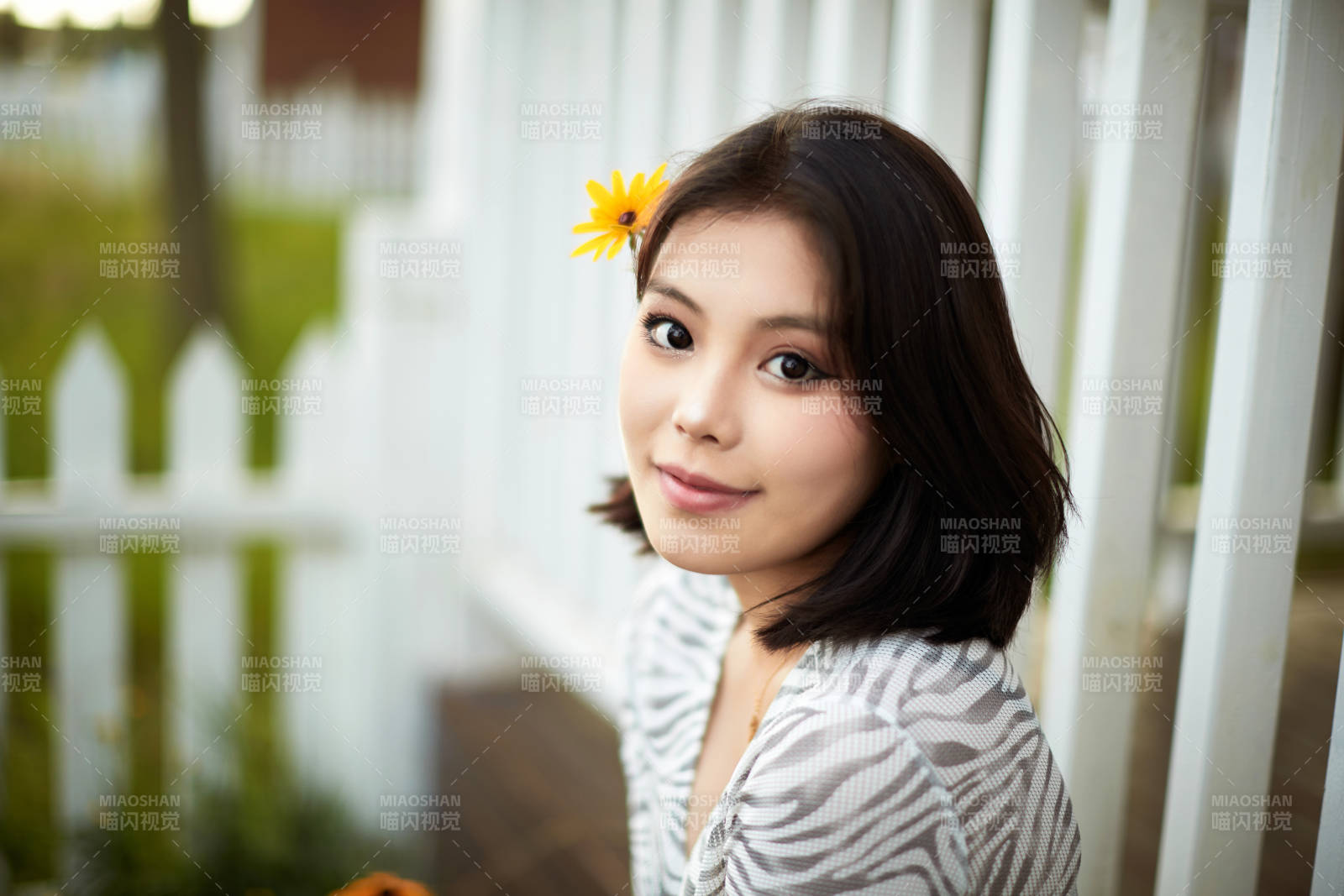 在坝上草原景区旅游放松的美丽姑娘图片