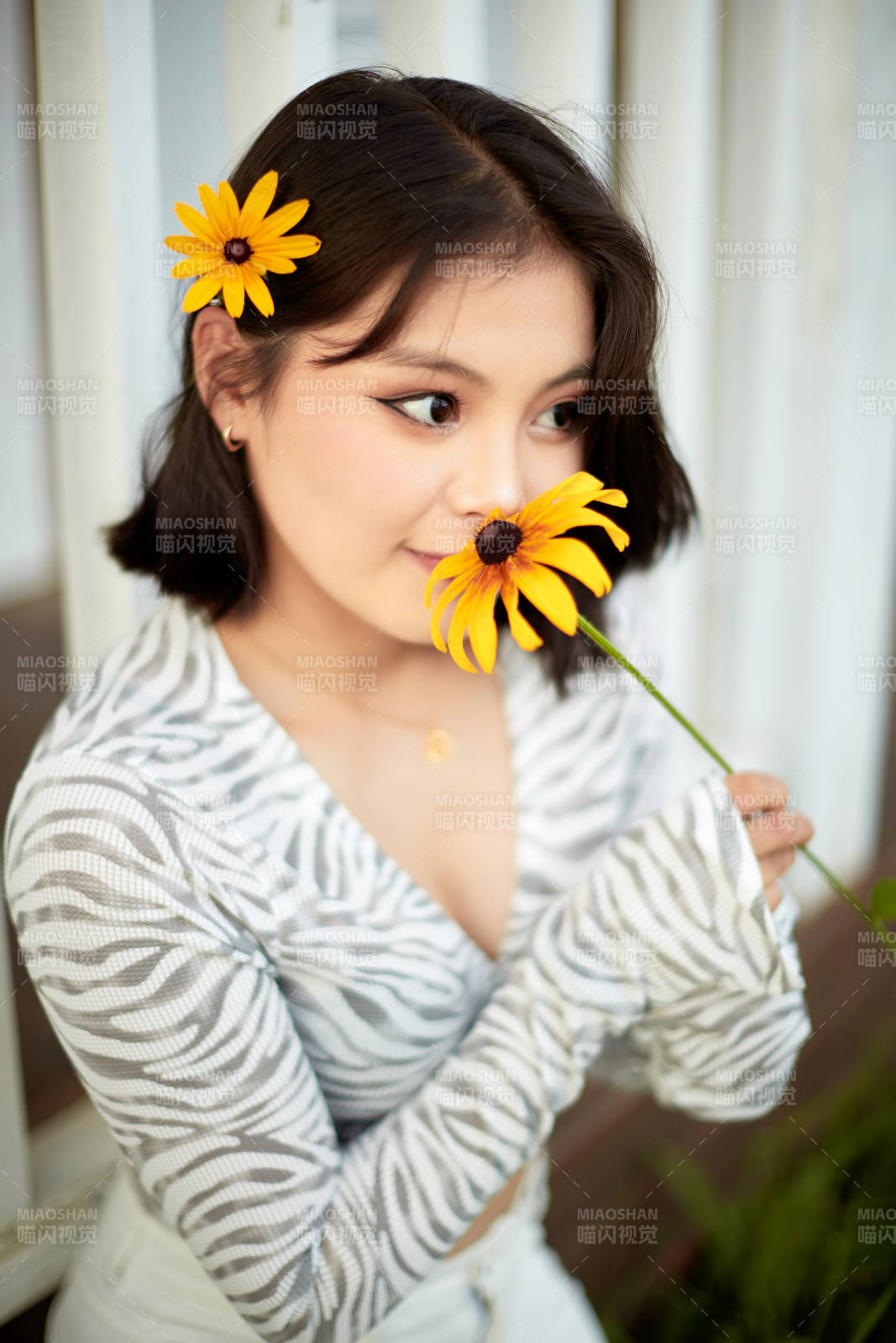 在坝上草原景区旅游放松的美丽姑娘图片