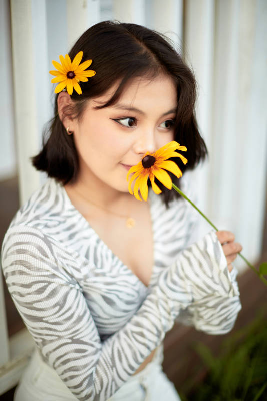 在坝上草原景区旅游放松的美丽姑娘图片