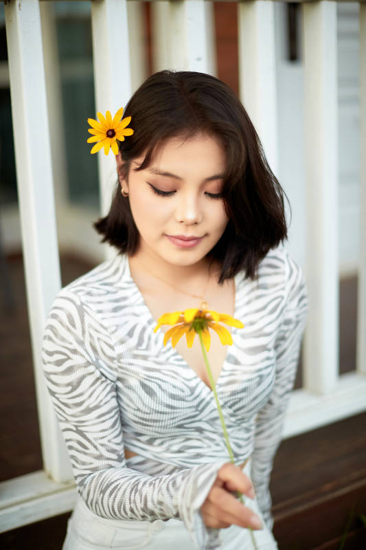 在坝上草原景区旅游放松的美丽姑娘图片