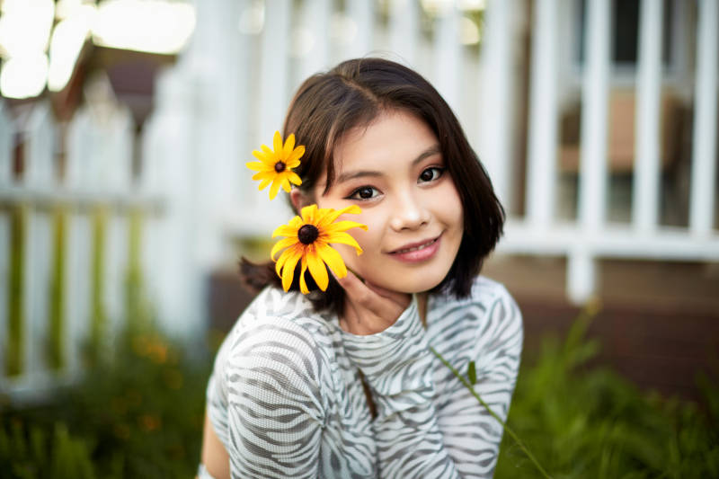 在坝上草原景区旅游放松的美丽姑娘图片