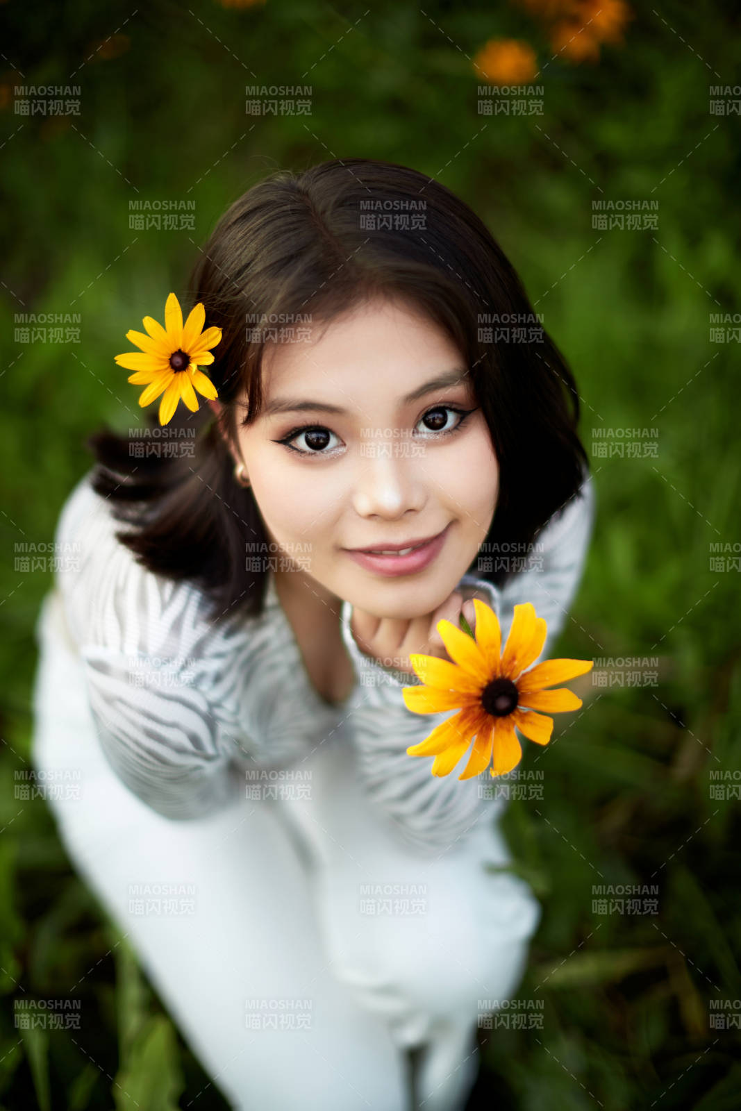 在坝上草原景区旅游放松的美丽姑娘图片