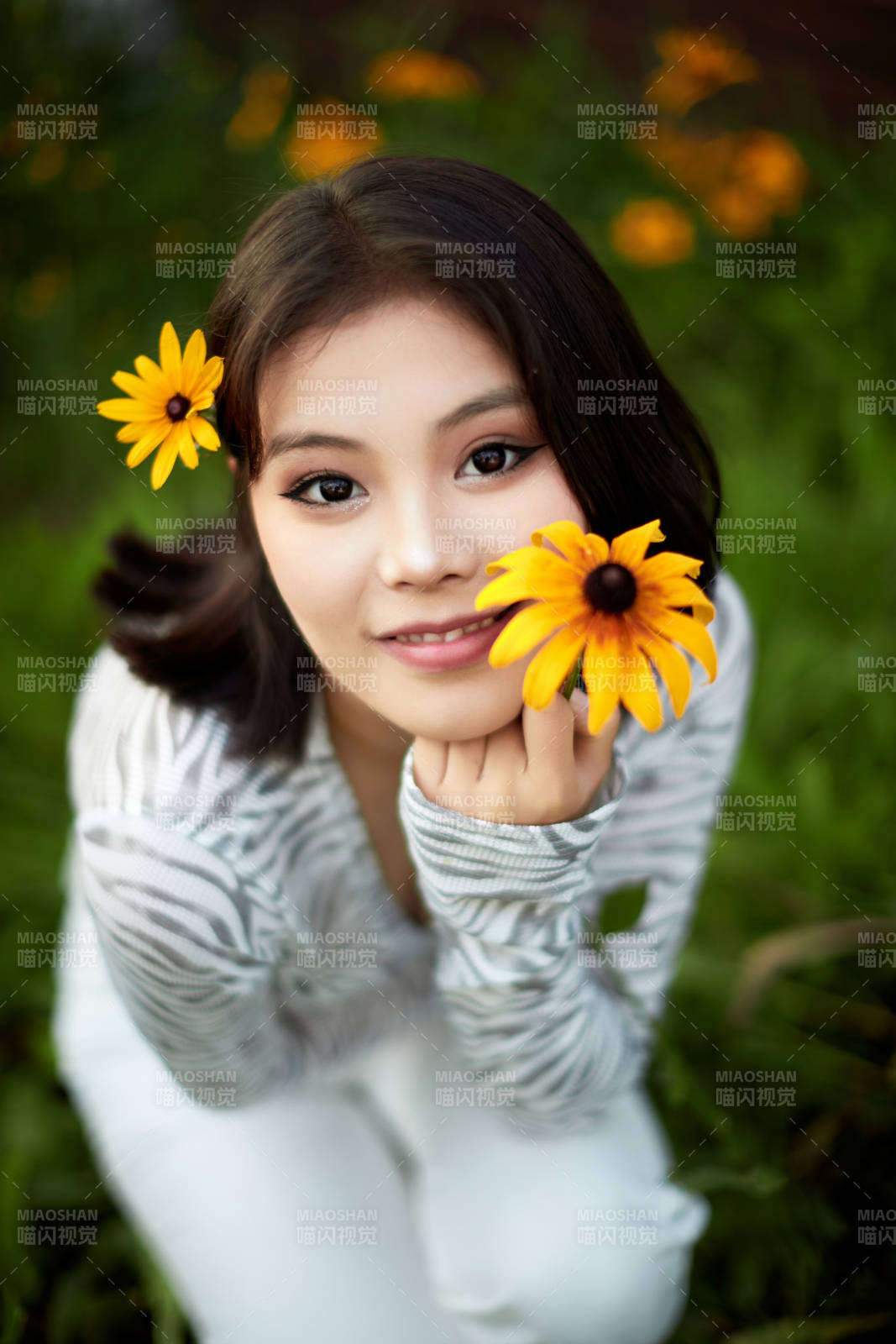 在坝上草原景区旅游放松的美丽姑娘图片