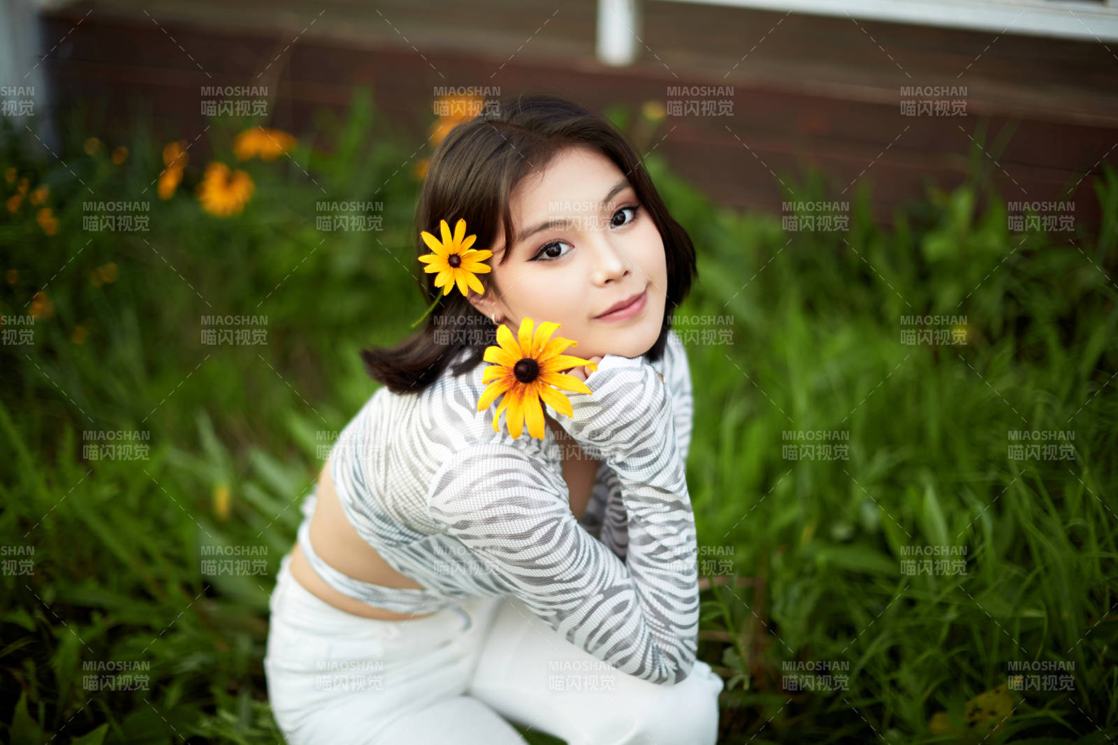 在坝上草原景区旅游放松的美丽姑娘图片