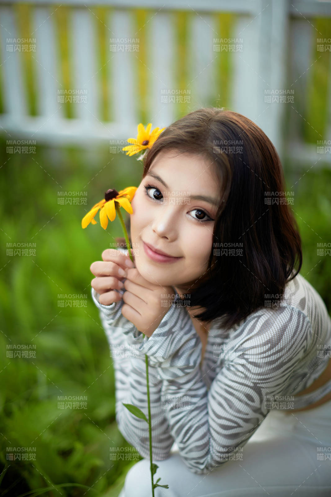 在坝上草原景区旅游放松的美丽姑娘图片