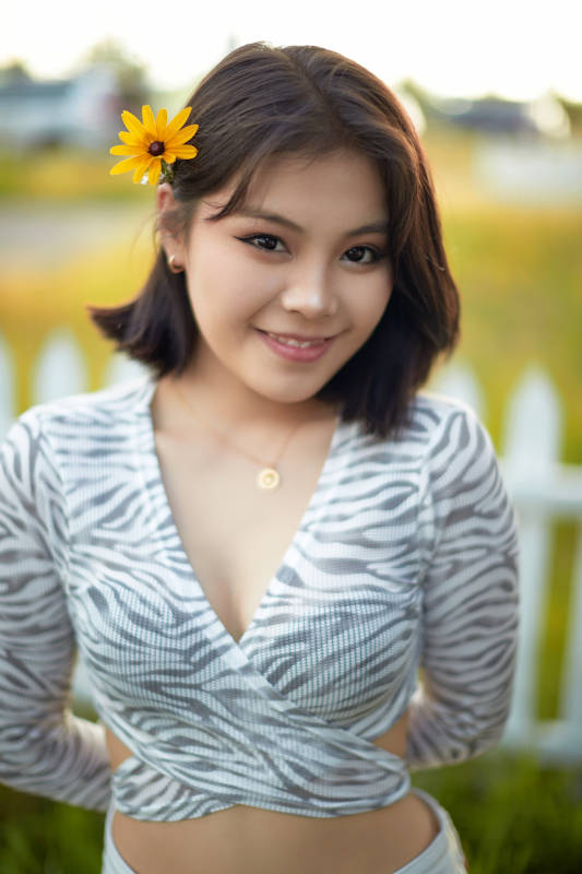 在坝上草原景区旅游放松的美丽姑娘图片