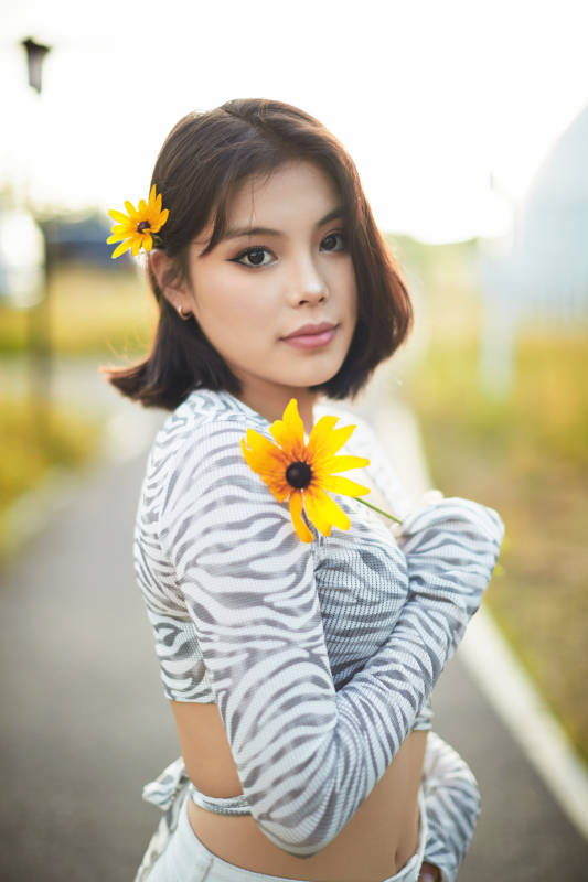 在坝上草原景区旅游放松的美丽姑娘图片