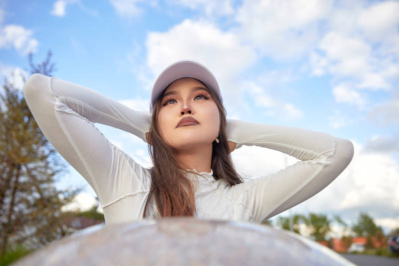 在坝上草原景区旅游拍照的亚洲女性图片