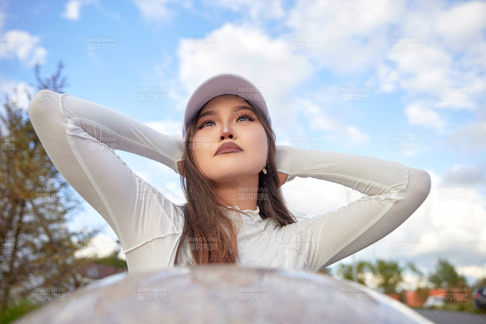 在坝上草原景区旅游拍照的亚洲女性图片