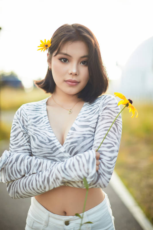 在坝上草原景区旅游放松的美丽姑娘图片