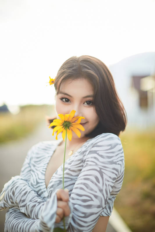 在坝上草原景区旅游放松的美丽姑娘图片