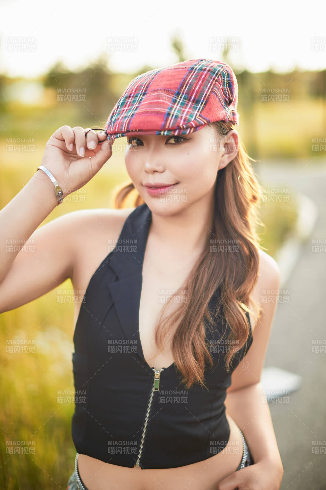 在坝上草原景区旅游放松的美丽姑娘图片