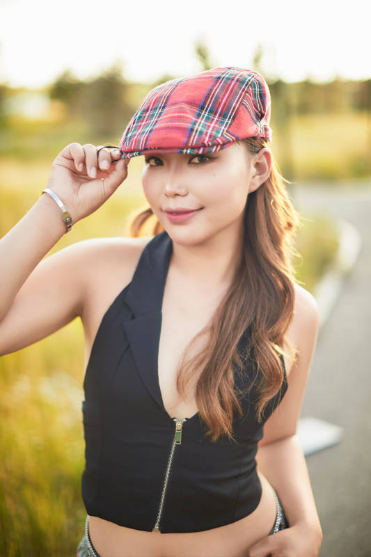 在坝上草原景区旅游放松的美丽姑娘图片