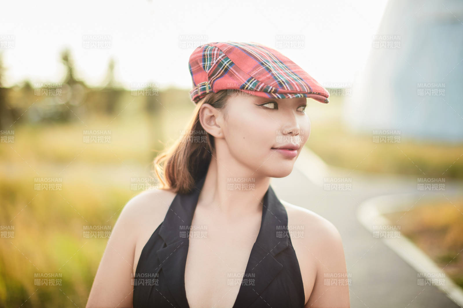 在坝上草原景区旅游放松的美丽姑娘图片