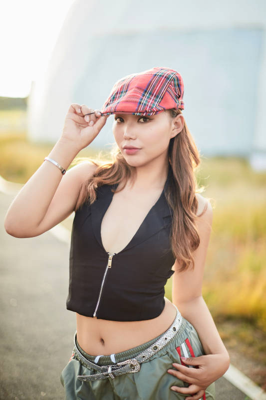 在坝上草原景区旅游放松的美丽姑娘图片