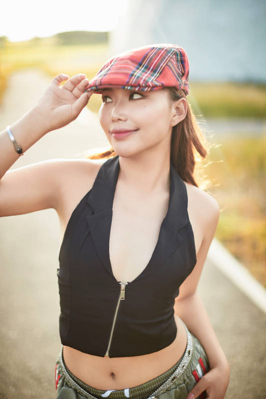 在坝上草原景区旅游放松的美丽姑娘图片