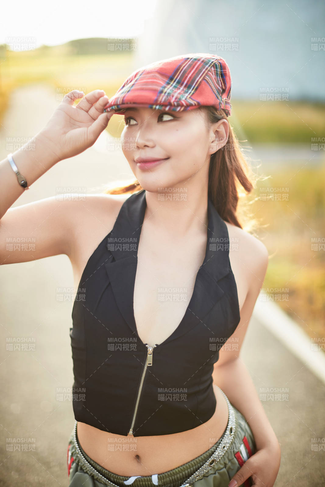 在坝上草原景区旅游放松的美丽姑娘图片