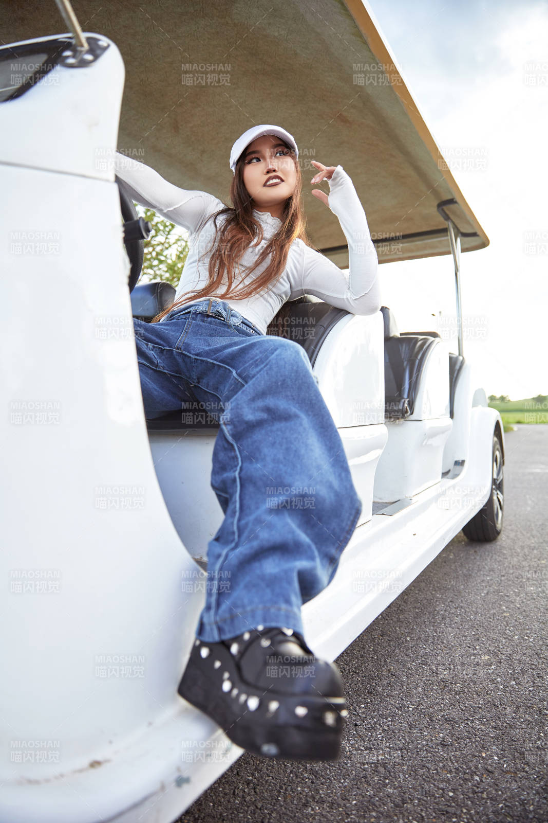 在旅游观光车上拍照的亚洲美女图片