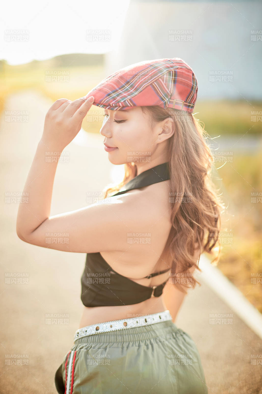 在坝上草原景区旅游放松的美丽姑娘图片