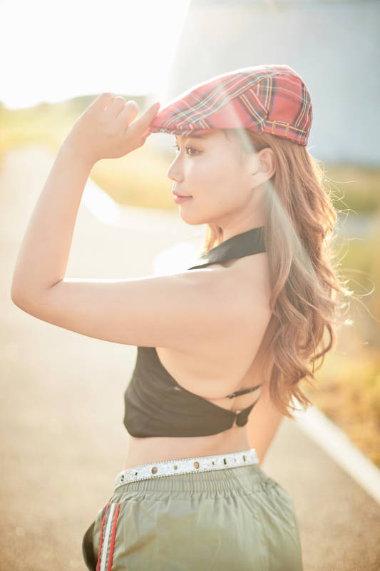 在坝上草原景区旅游放松的美丽姑娘图片