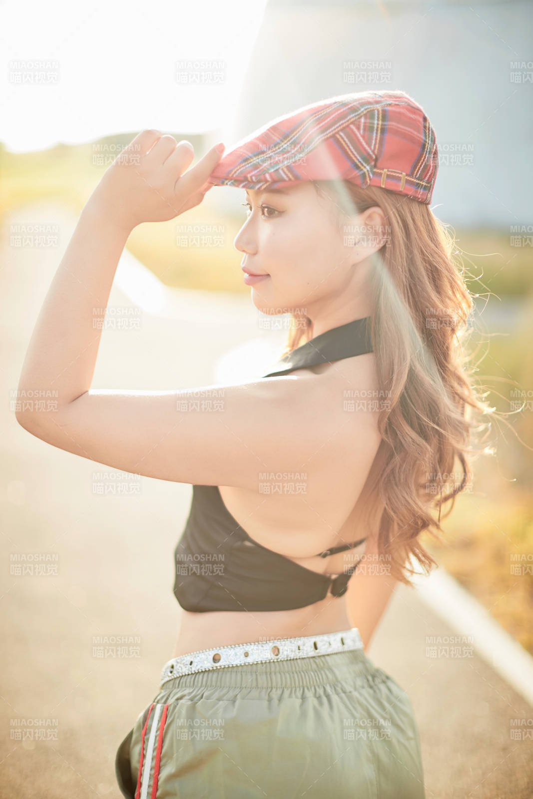 在坝上草原景区旅游放松的美丽姑娘图片