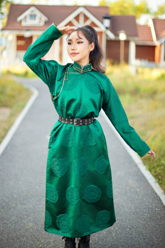 室内穿着绿色蒙古袍的蒙古族年轻女性图片