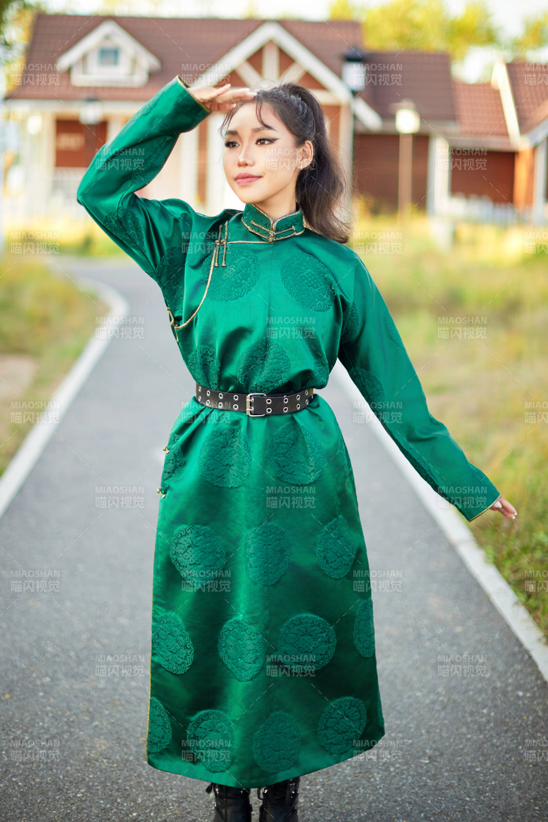 室内穿着绿色蒙古袍的蒙古族年轻女性图片