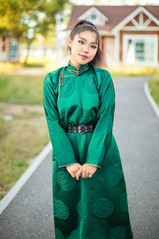 室内穿着绿色蒙古袍的蒙古族年轻女性图片