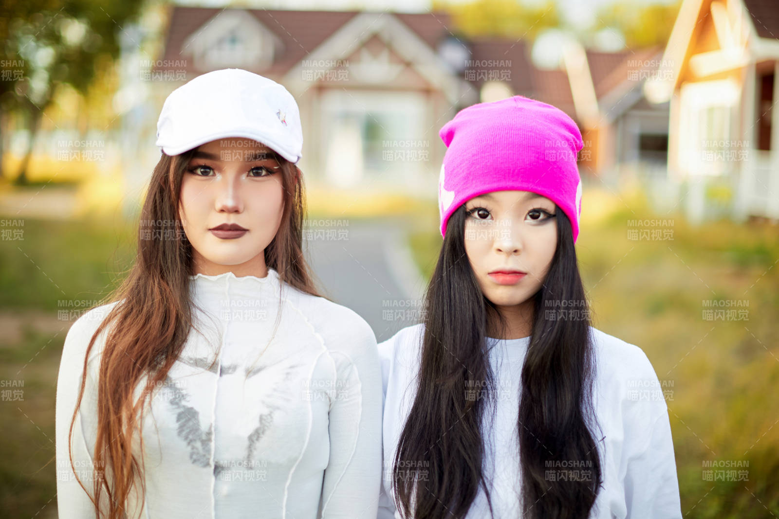 在户外游玩拍照亲密无间的闺蜜图片