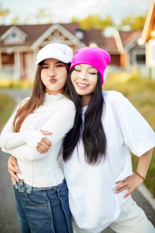 在户外游玩拍照亲密无间的闺蜜图片