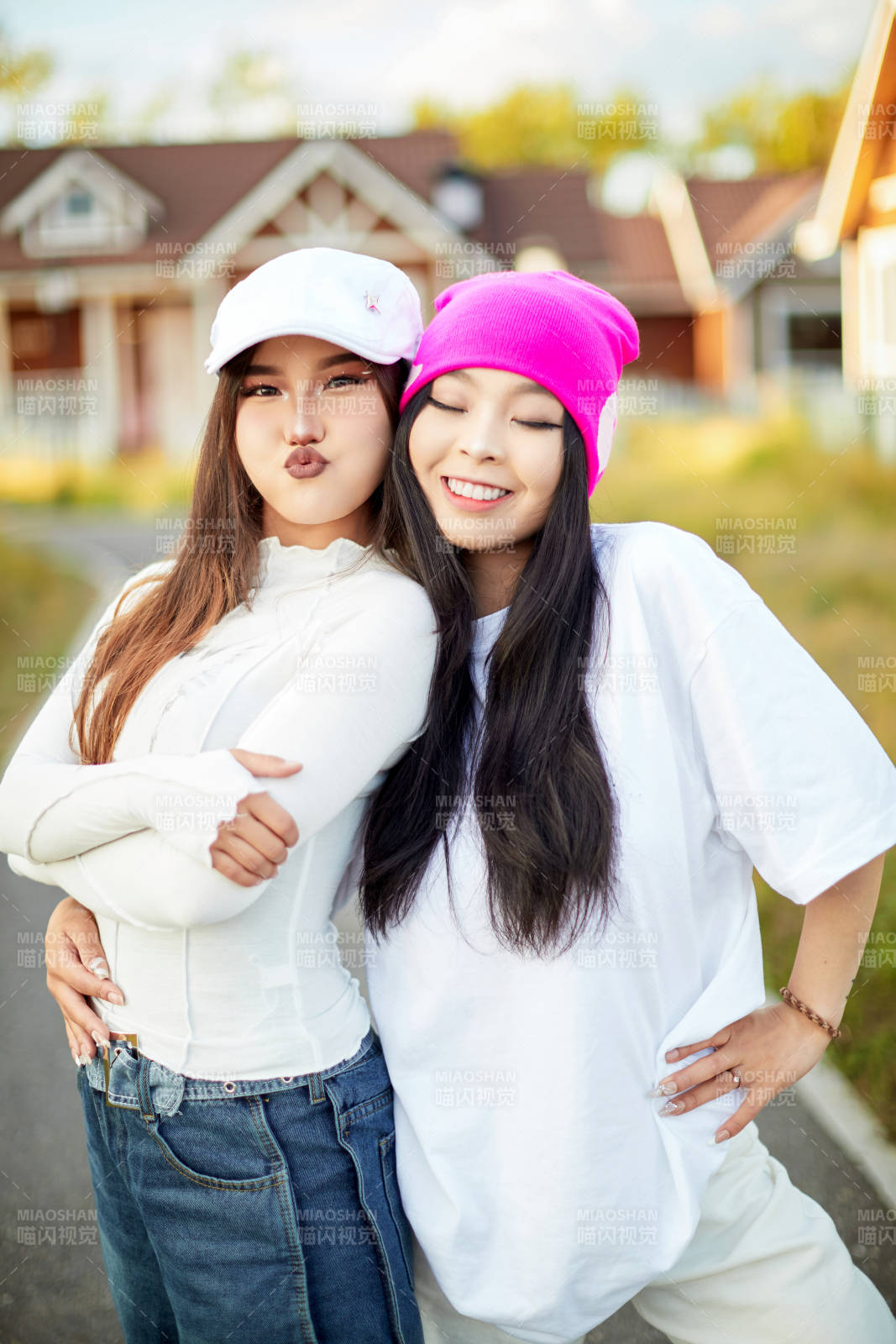 在户外游玩拍照亲密无间的闺蜜图片