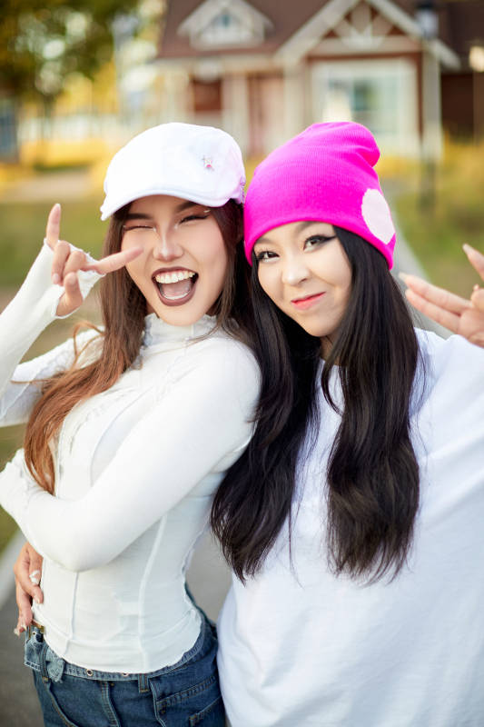 在户外游玩拍照亲密无间的闺蜜图片