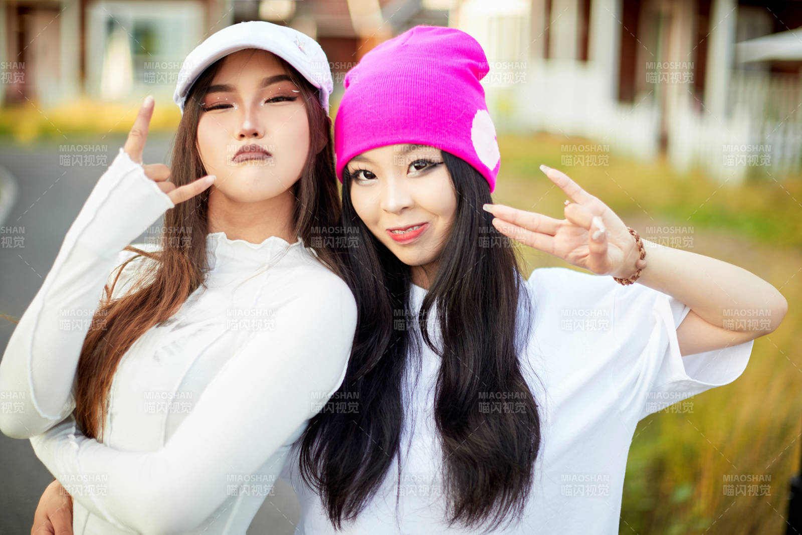 在户外游玩拍照亲密无间的闺蜜图片