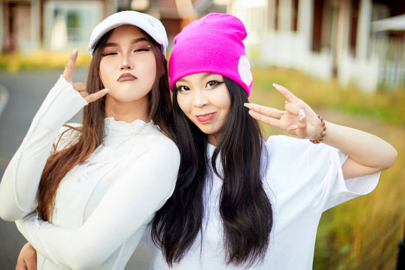 在户外游玩拍照亲密无间的闺蜜图片