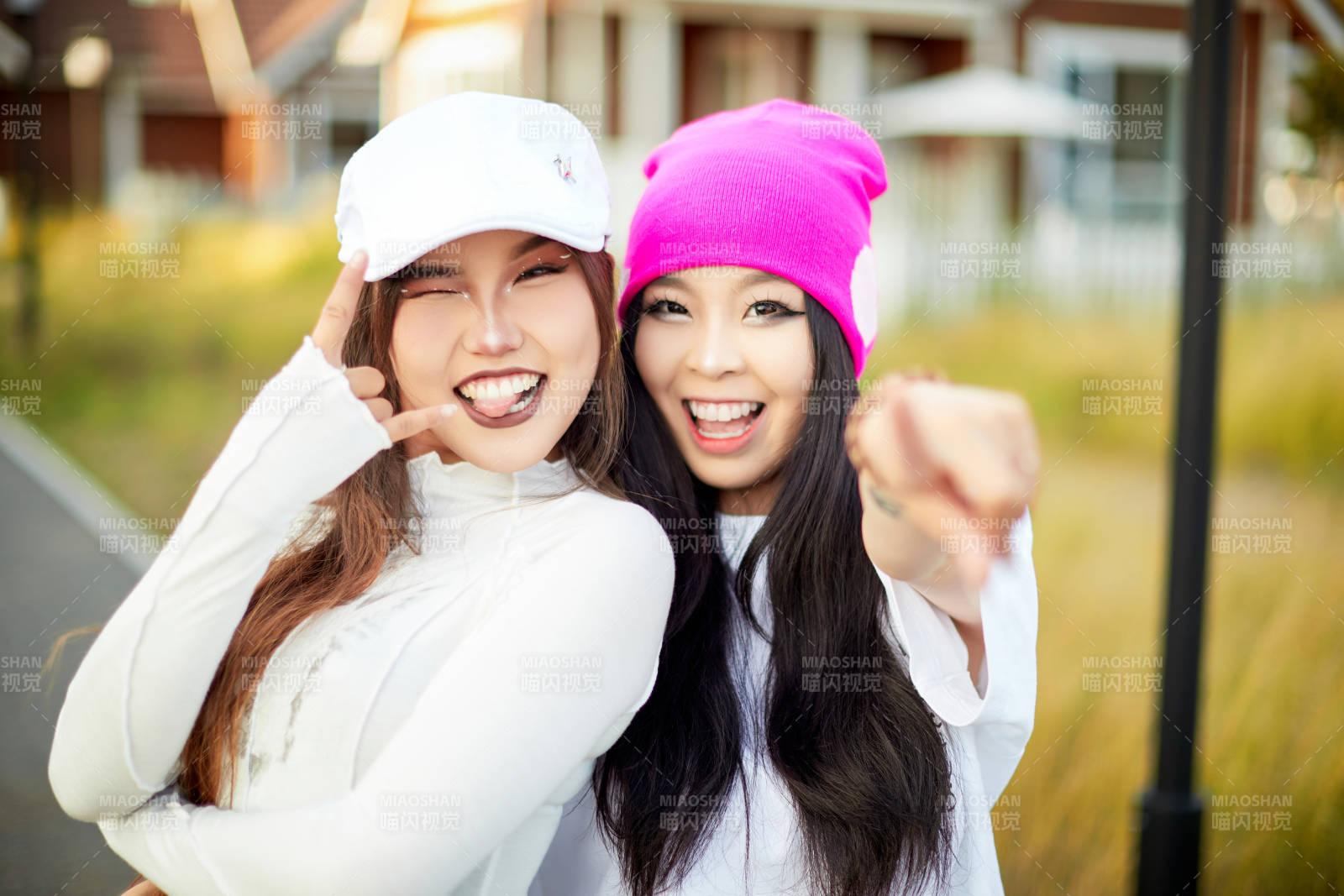 在户外游玩拍照亲密无间的闺蜜图片