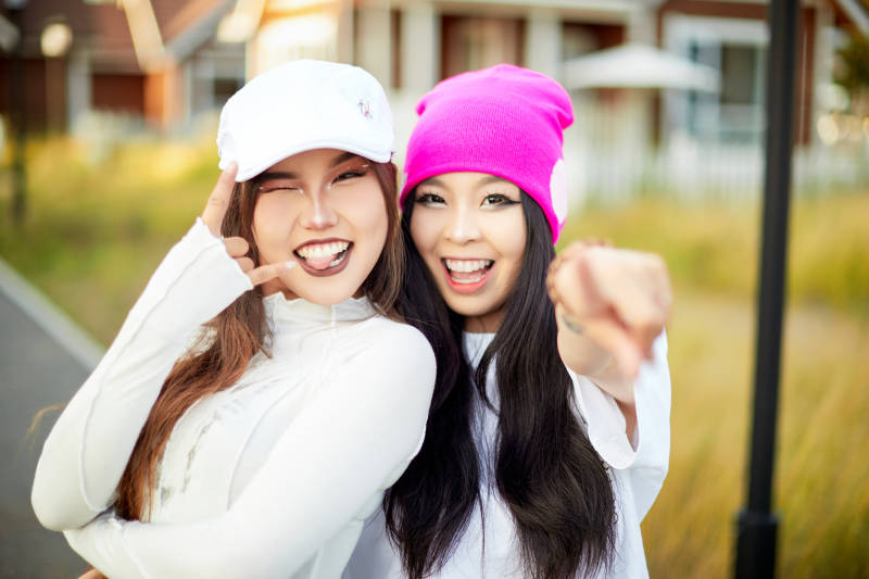 在户外游玩拍照亲密无间的闺蜜图片